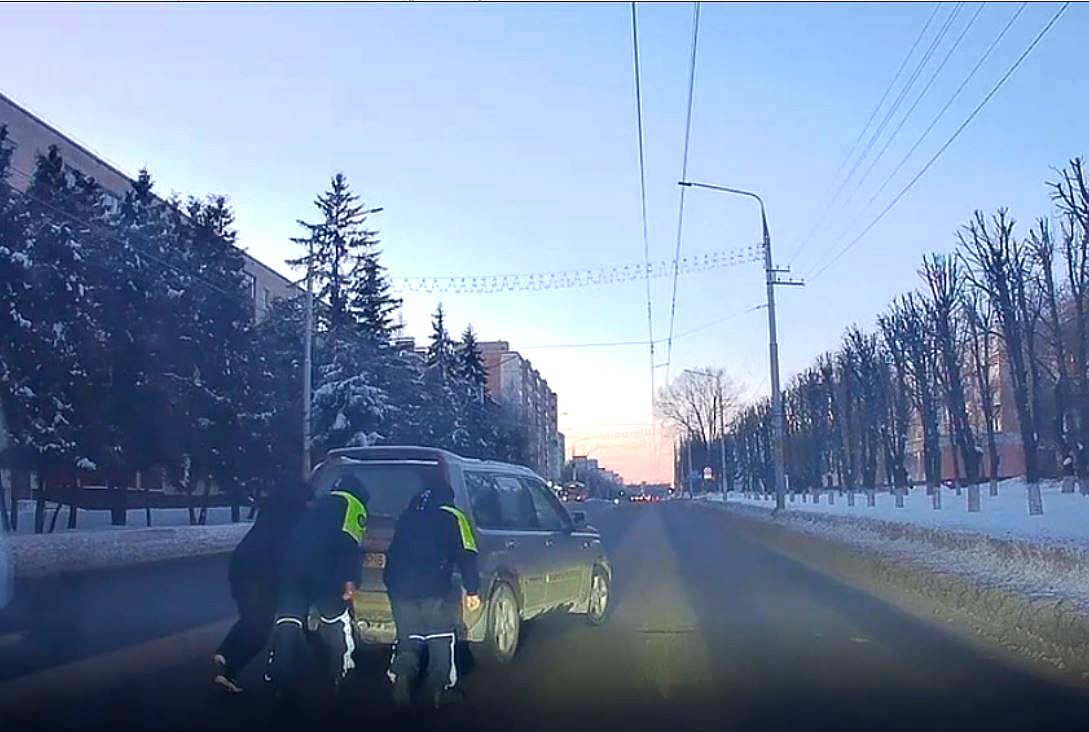 Пришли на выручку. Как сотрудники ГАИ Бобруйска помогают автолюбителям в сильный мороз