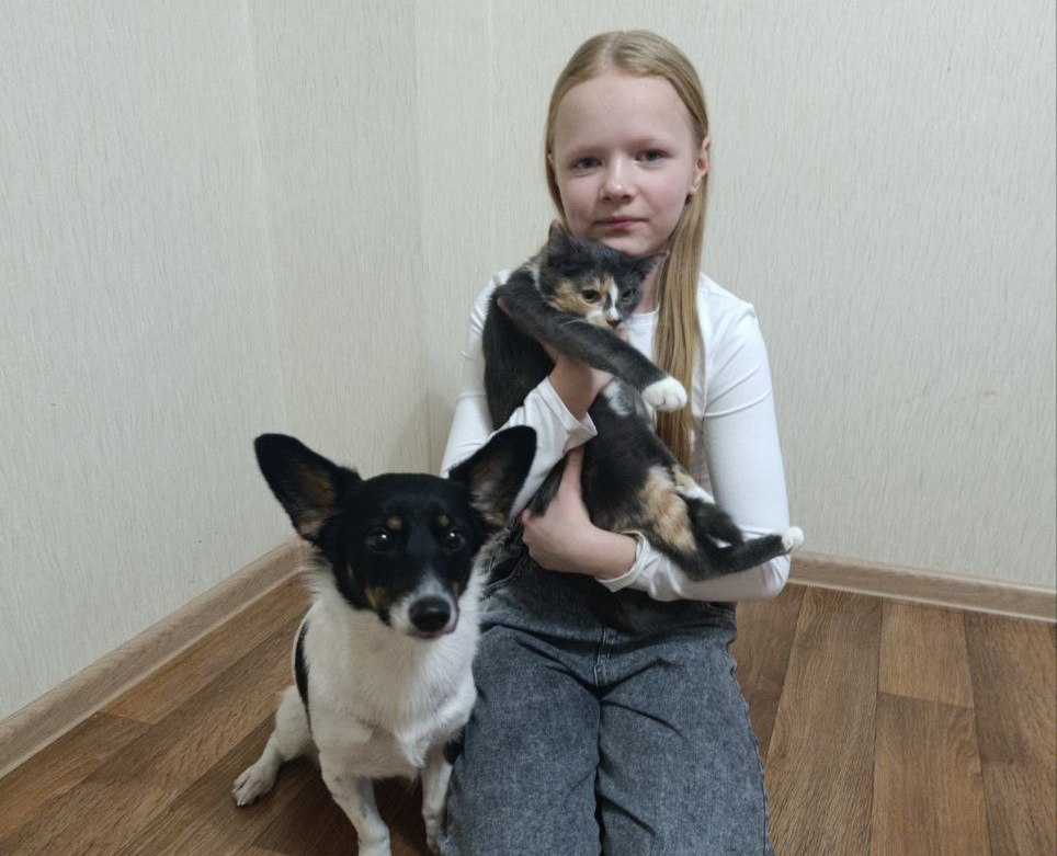 Любимые питомцы. Про бобруйчанок Елену и Ульяну и их пса Микки, который знает 25 команд