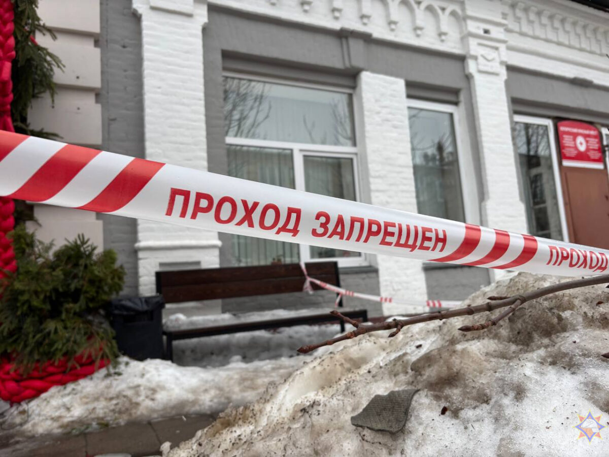 В Бобруйске снег с крыши травмировал женщину