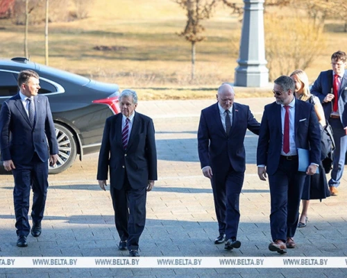 Александр Лукашенко проводит переговоры со спецпосланником США Коулом