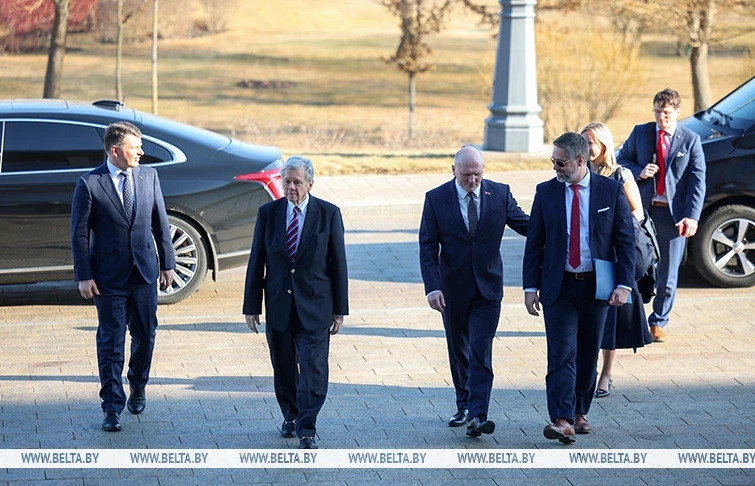 Александр Лукашенко проводит переговоры со спецпосланником США Коулом