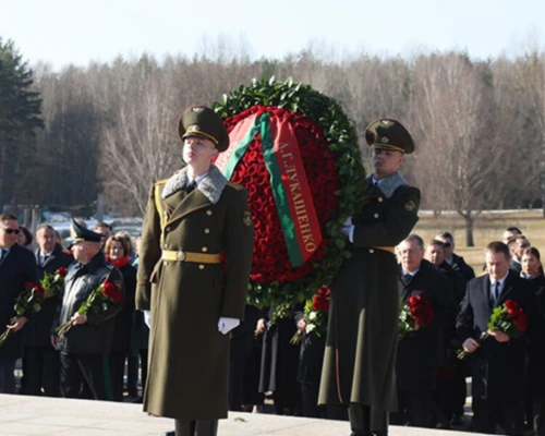 Венок от Александра Лукашенко возложили к Вечному огню в Хатыни