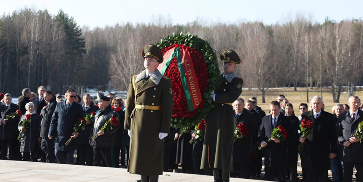 Венок от Александра Лукашенко возложили к Вечному огню в Хатыни