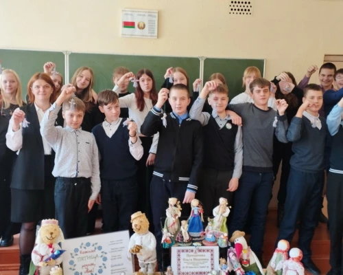 «Родная нить традиций» связала поколения в школе №16 г.Бобруйска. Семиклассники создали обережных кукол «Мартиничка»