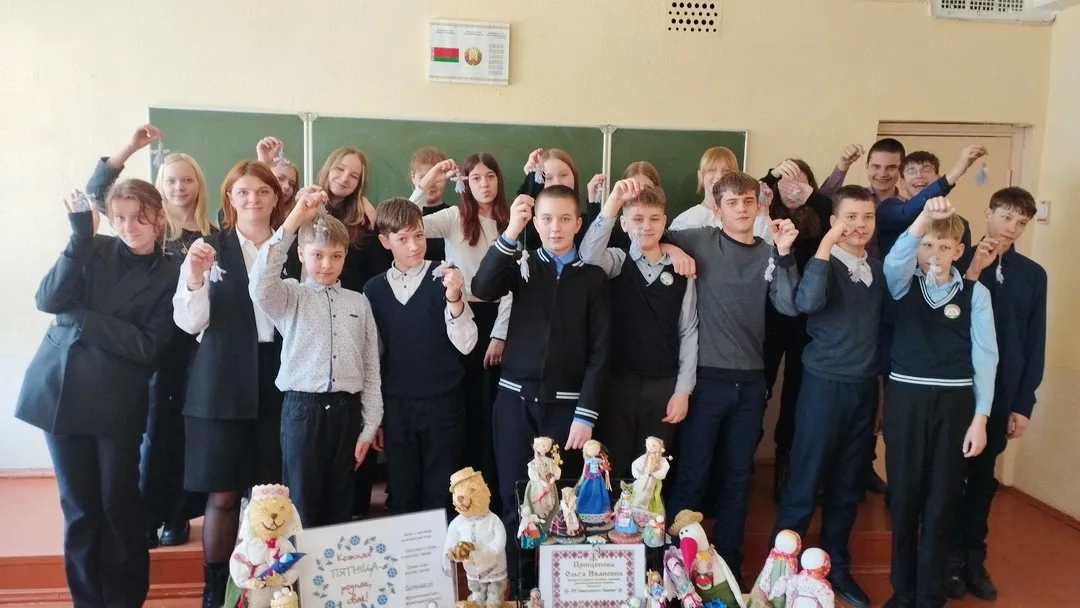 «Родная нить традиций» связала поколения в школе №16 г.Бобруйска. Семиклассники создали обережных кукол «Мартиничка»