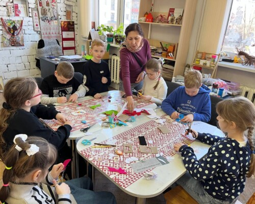 Весенние каникулы бобруйских школьников в «Улыбке». Ребята мастерили птичек из фетра и учились правилам пожарной безопасности