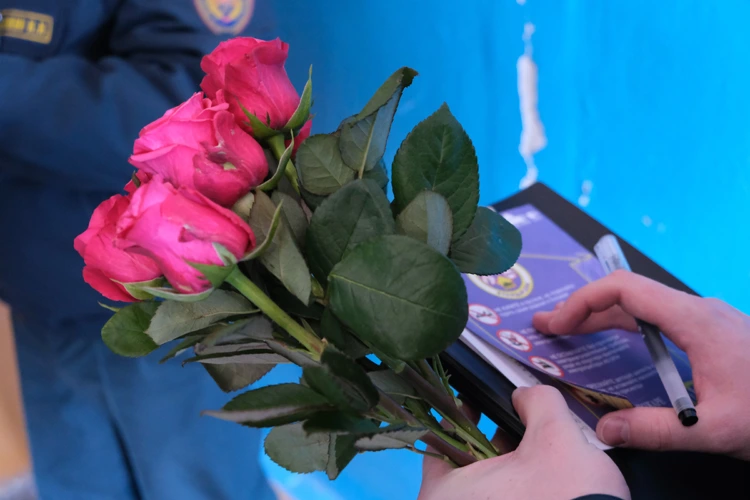 «За безопасность вместе»: бобруйские спасатели поздравили женщин и напомнили о главном