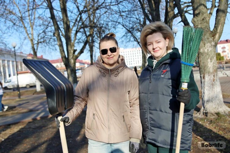 Чисто и уютно: коллектив Бобруйского горисполкома навел порядок на территории сквера площади Ленина в рамках общегородского субботника