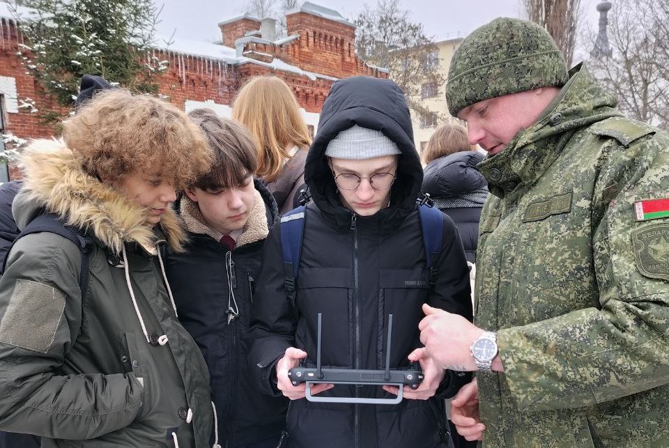 От школьной скамьи – к защите страны. В Бобруйской военной комендатуре прошел День открытых дверей