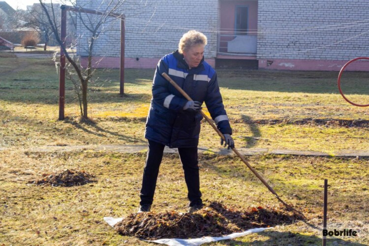 На улице Энергетиков дружный коллектив ЖРЭУ Первомайского района вышел на уборку придомовых территорий