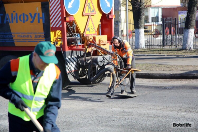 Битум на асфальте. В Бобруйске набирают обороты дорожные ремонтные работы