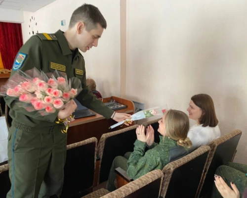 Музыка, цветы и поздравления: в 83-м полку состоялся концерт ко Дню женщин