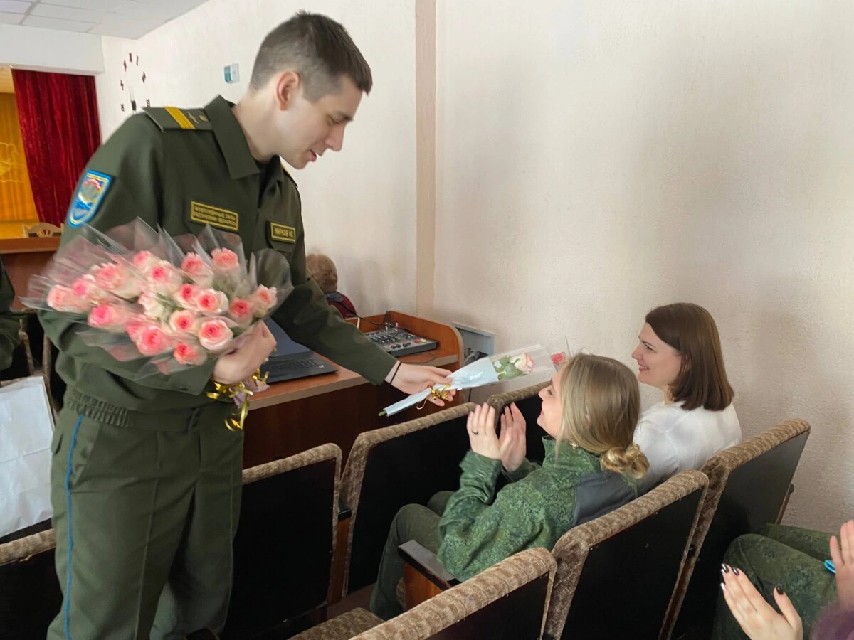 Музыка, цветы и поздравления: в 83-м полку состоялся концерт ко Дню женщин