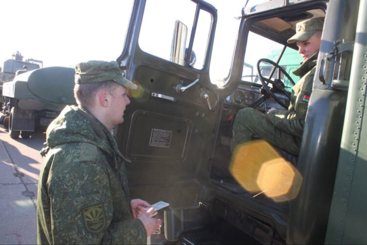 Военнослужащие 83-го полка проходят плановую проверку вооружения и техники
