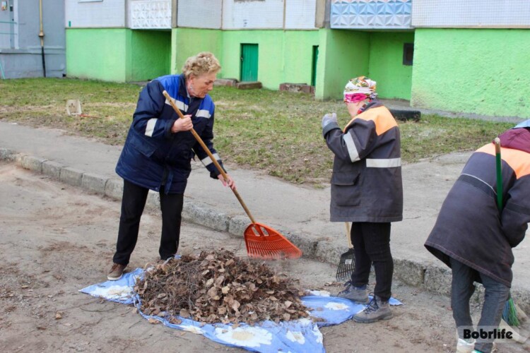 Чистота начинается с нас! Работники ЖКХ Первомайского района вышли на субботник на проспекте Строителей