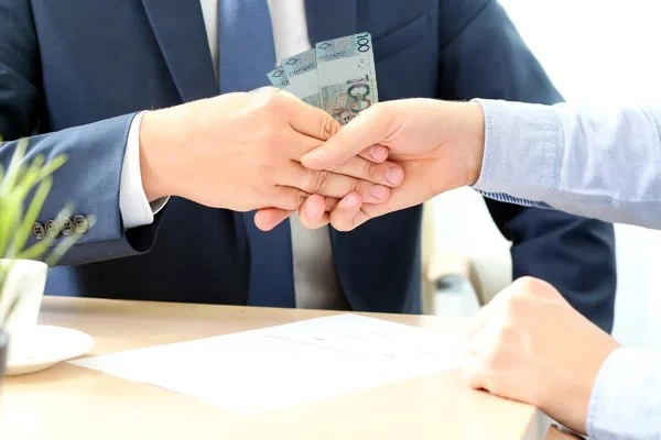 Одному – срок, другому – штраф. В Бобруйске фигуранты дела наказаны за взятку