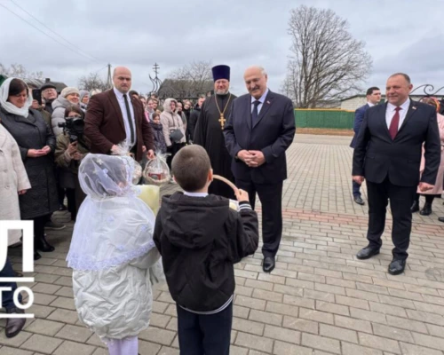 Александр Лукашенко на Пасху приехал в храм Святителя Николая Чудотворца в Шкловском районе