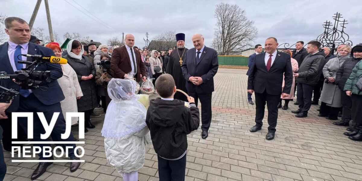 Александр Лукашенко на Пасху приехал в храм Святителя Николая Чудотворца в Шкловском районе