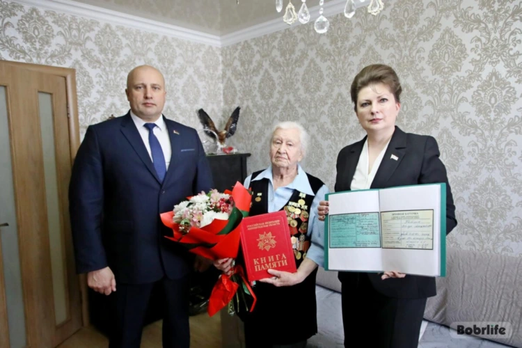 Сила в единстве. Максим Гурин и Ирина Рынейская вручили особый подарок ветерану Галине Стекольниковой