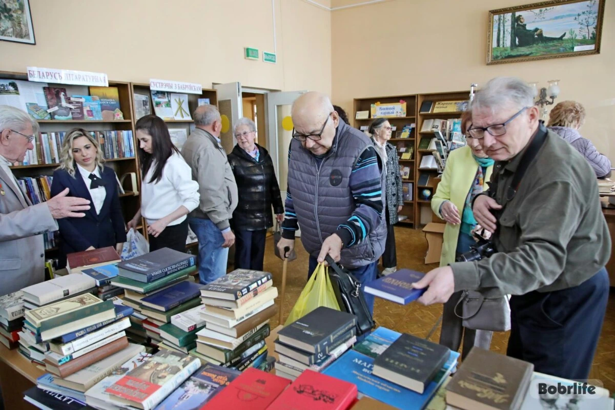 Уникальные издания для будущих поколений. Члены делового клуба «Кіраўнік» передали в фонд библиотеки им. А.С. Пушкина Бобруйска около 500 книг