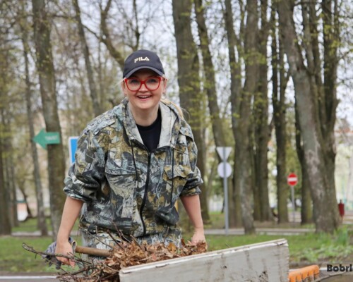 Вместе принялись за дело. Чистоту и красоту наводят жители Бобруйска на республиканском субботнике