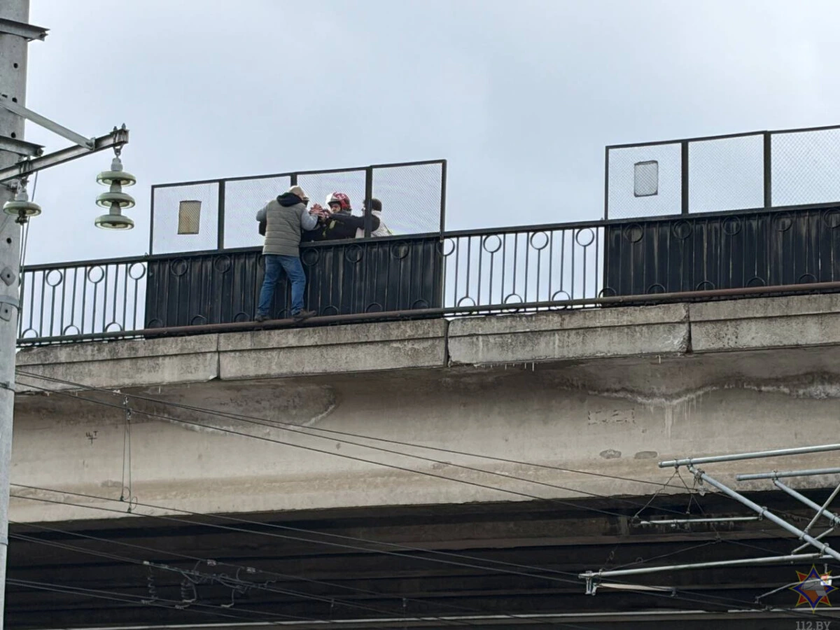 Герои нашего времени. В Бобруйске работники МЧС спасли мужчину, он хотел спрыгнуть с моста