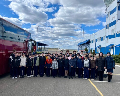 Бобруйские школьники из таможенных классов посетили Национальный аэропорт «Минск». Они познакомились с работой таможни на воздушной границе