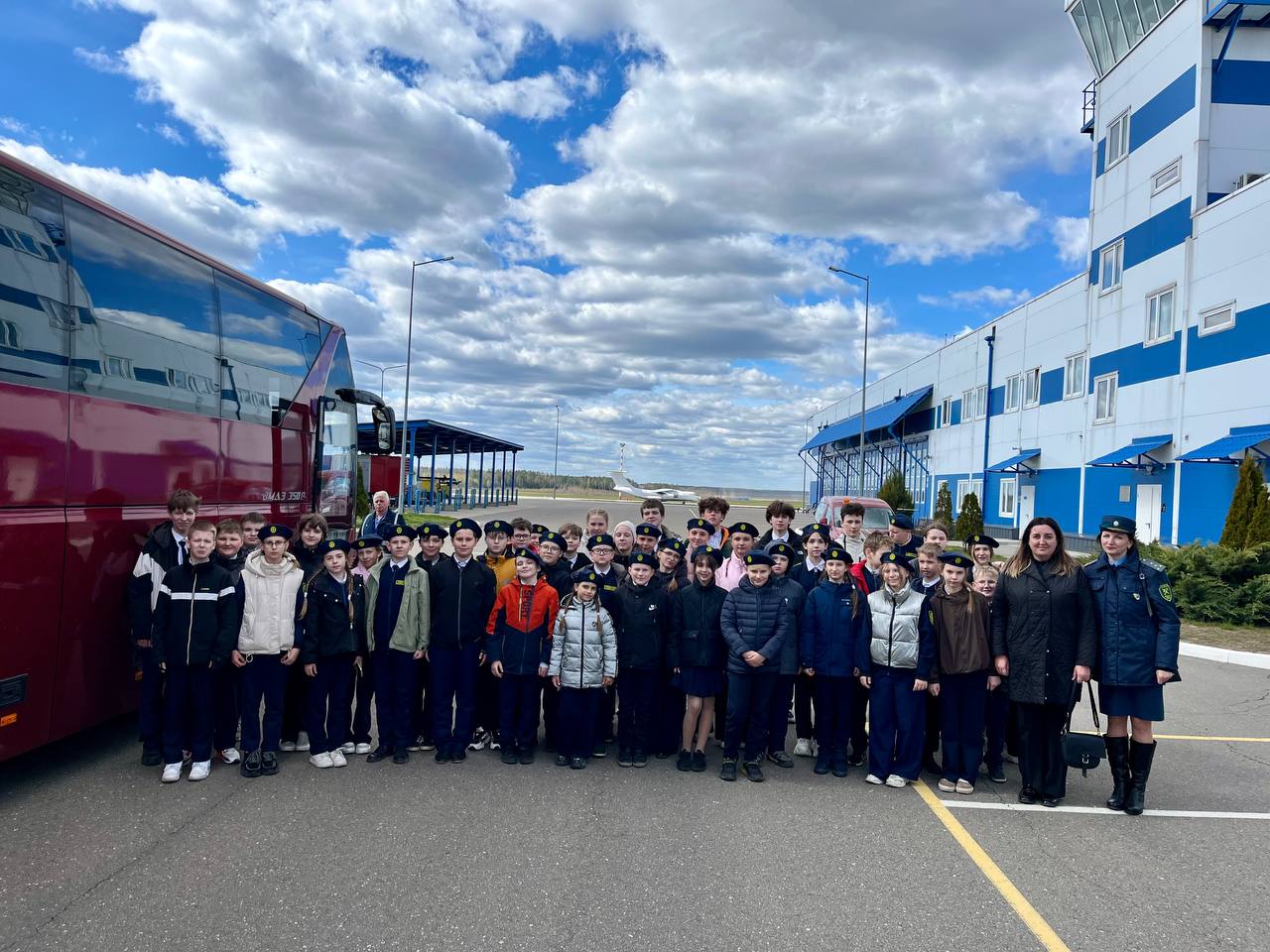 Бобруйские школьники из таможенных классов посетили Национальный аэропорт «Минск». Они познакомились с работой таможни на воздушной границе