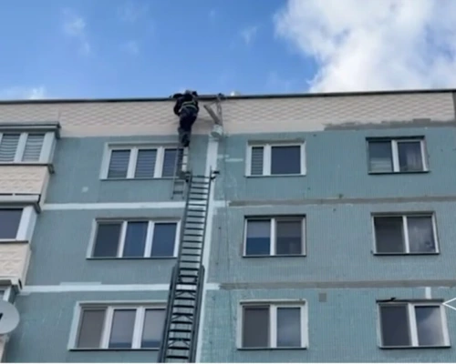 В Бобруйске промышленный альпинист запутался в снаряжении на высоте