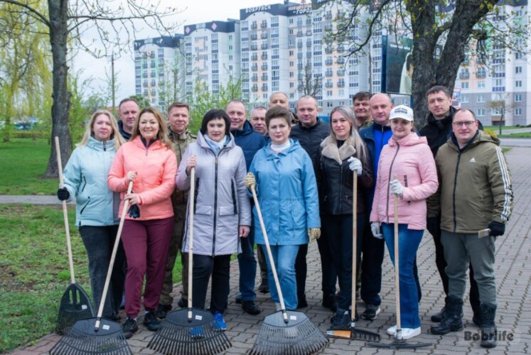 Бобруйск встречает чистотой. Депутаты и коллектив Бобруйского горисполкома навели порядок на территории привокзальной площади во время республиканского субботника