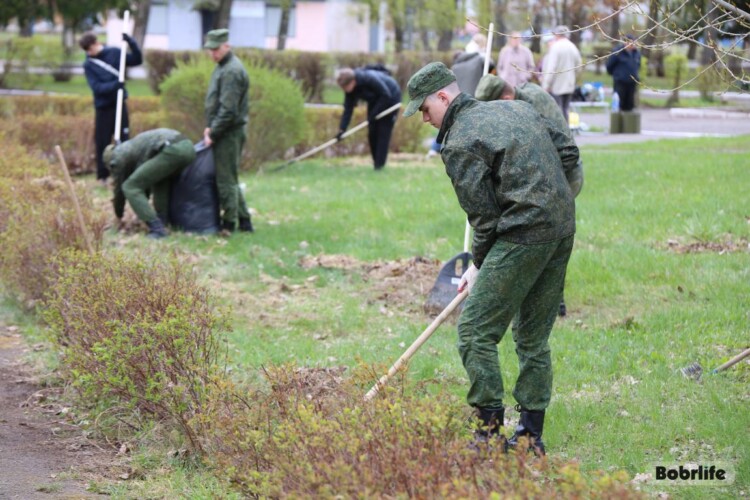 «Они взлетали, чтобы победить»: бобруйчане навели порядок у памятника летчикам-героям