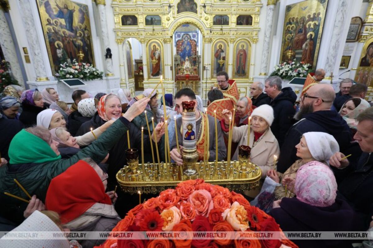 Благодатный огонь из Иерусалима доставили в минский Свято-Духов кафедральный собор