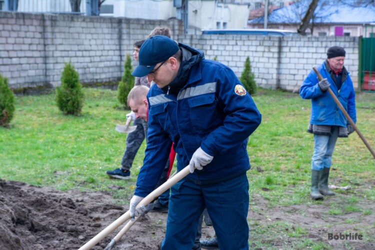 Детям – уют, комфорт и чистота. Депутаты Палаты представителей Национального собрания Республики Беларусь высадили цветы и преобразили территорию социально-педагогического центра Ленинского района