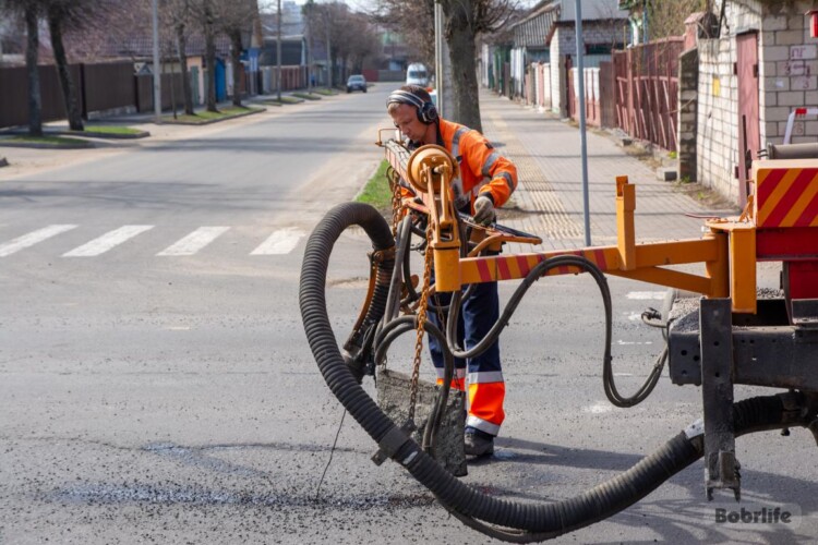 Дорожная «хирургия». В Бобруйске ремонтируют асфальт на проезжей части