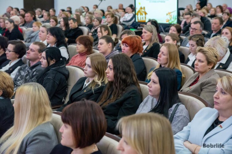 Быть другом и авторитетом. Роль семейного воспитания обсудили во время городского родительского собрания