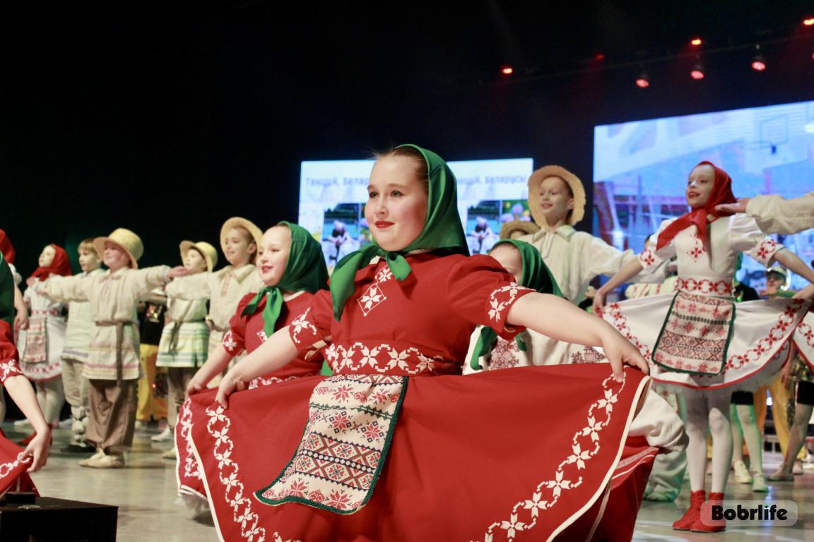С любовью к танцу и родной Беларуси. Образцовый ансамбль «Василек» из Бобруйска представил красочный отчетный концерт