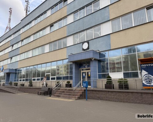 Который час? На здании «Белпочты» в Бобруйске установили новые часы