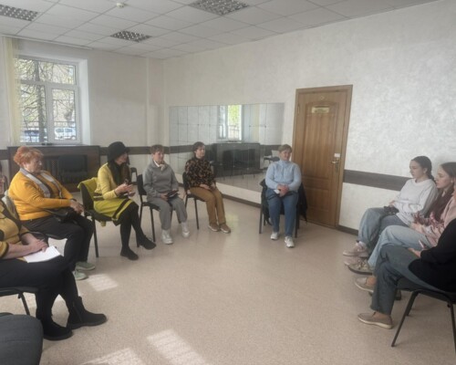 Мост между поколениями: как студенты научили бобруйских пенсионеров покорять мессенджеры