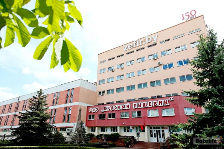 И красивые, и достойные. Как прежде вписывались в кумач Первомая «красные» названия