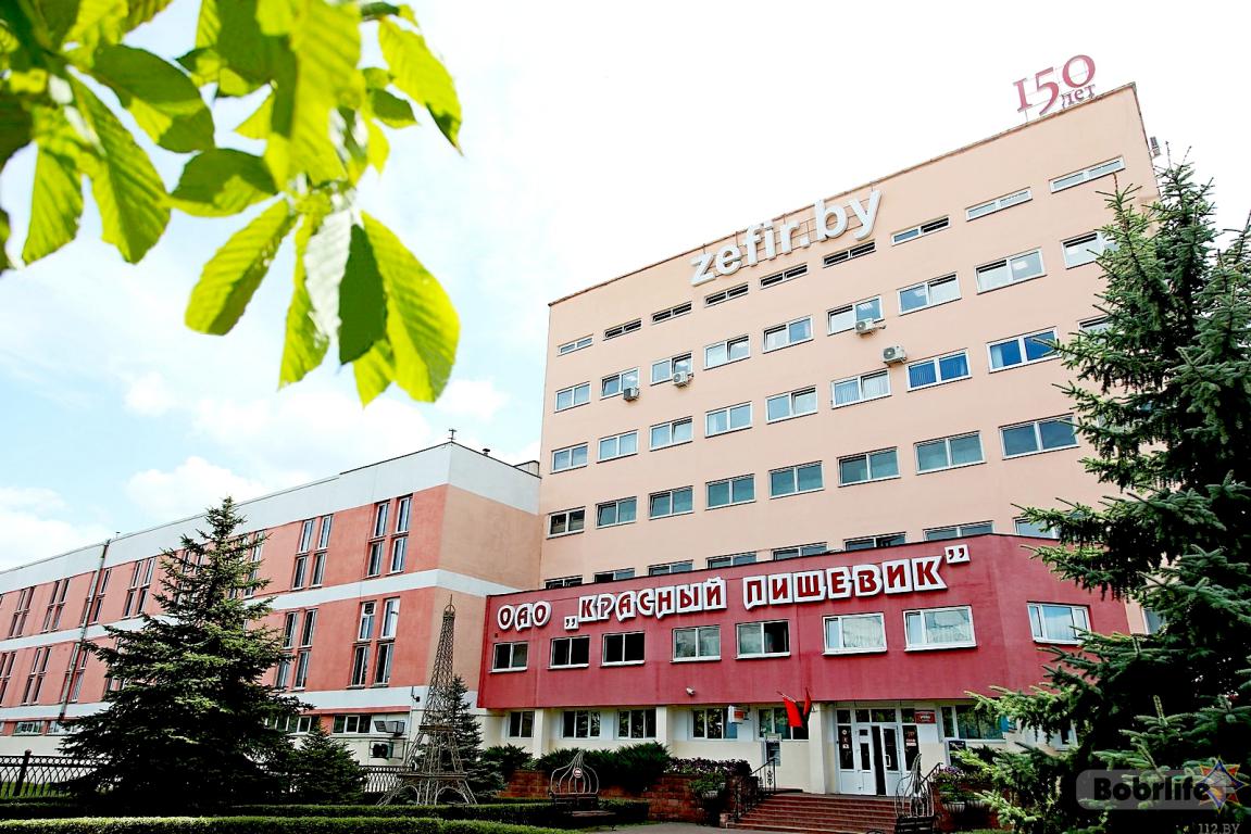 И красивые, и достойные. Как прежде вписывались в кумач Первомая «красные» названия