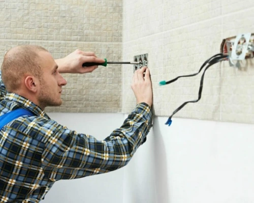 В условиях повышенной опасности.  Как избежать электротравматизма, рассказали в Госэнергогазнадзоре