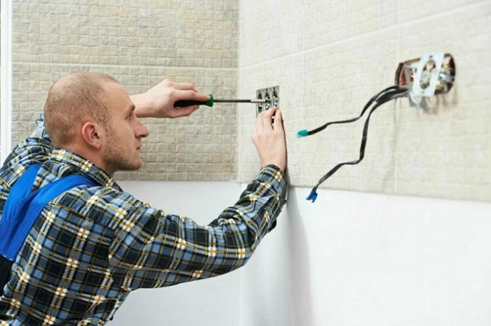 В условиях повышенной опасности.  Как избежать электротравматизма, рассказали в Госэнергогазнадзоре