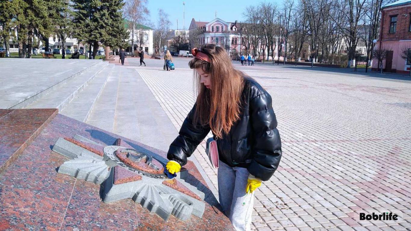Городу воинской славы — чистоту и порядок. Учащиеся школы №9 Бобруйска приняли участие в трудовой Вахте Памяти на площади Победы