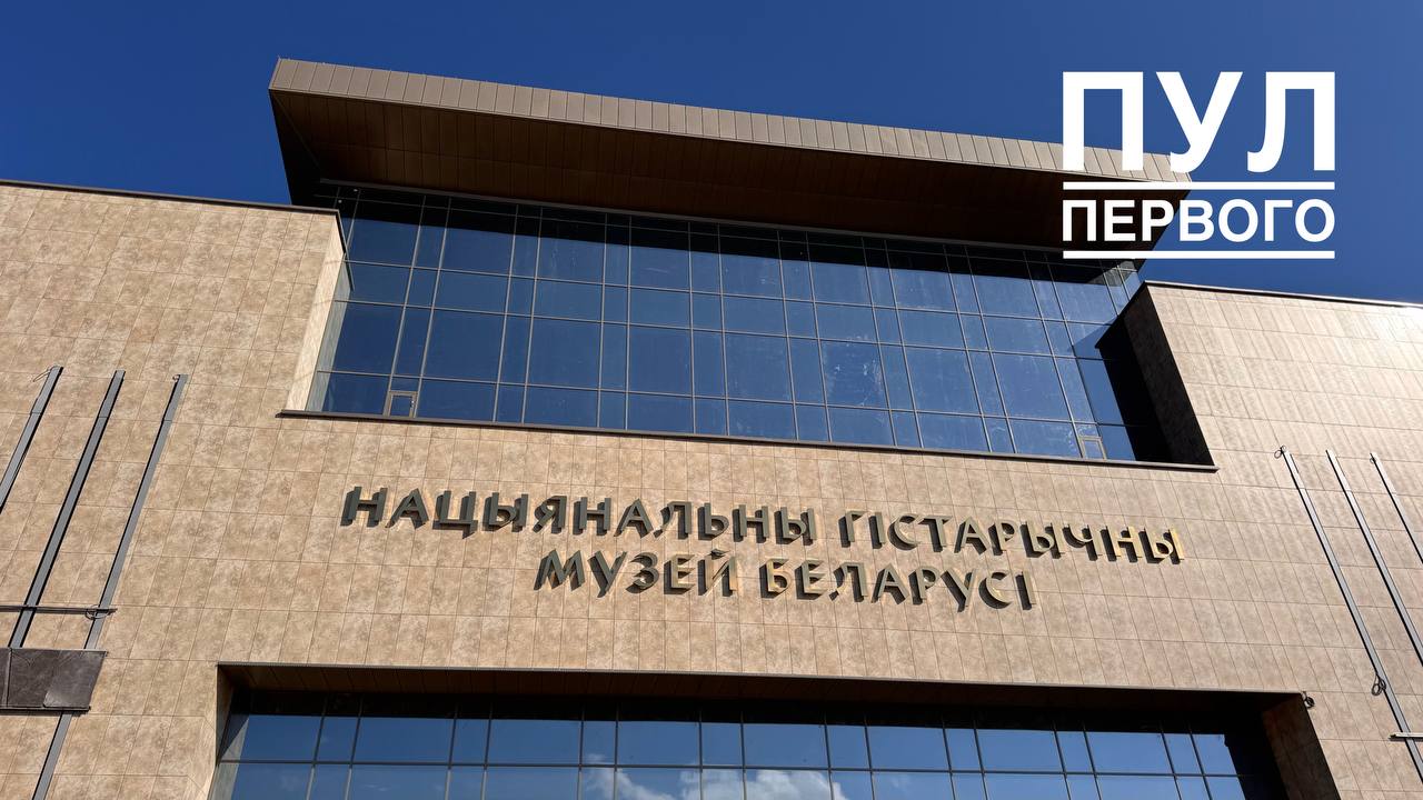 Александр Лукашенко работает на субботнике на площадке Национального исторического музея