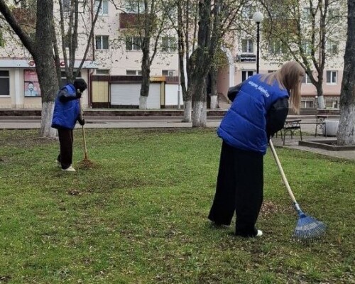 Активисты ОО «БРСМ» внесли свой вклад в благоустройство родного города, приняв активное участие в республиканском субботнике