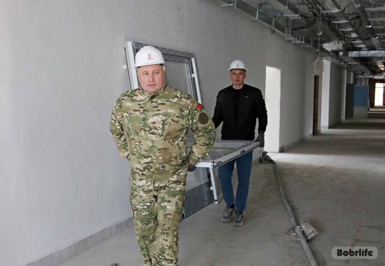 Помощь на значимом объекте. Руководство Бобруйского горисполкома принимает участие в республиканском субботнике