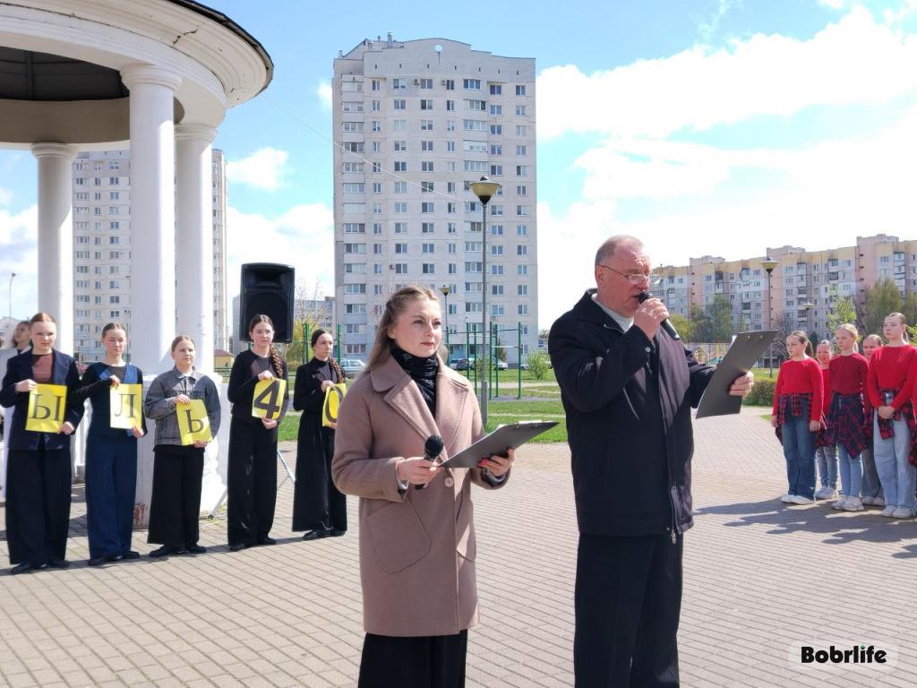 Не гаснет памяти свеча… В Молодежном парке Бобруйска прошел флешмоб, приуроченный к 40-летию со дня аварии на ЧАЭС