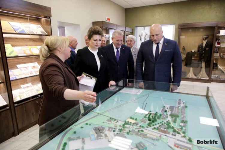 Хранители истории предприятия. Состоялось торжественное открытие музейной комнаты ОАО «ФанДОК»