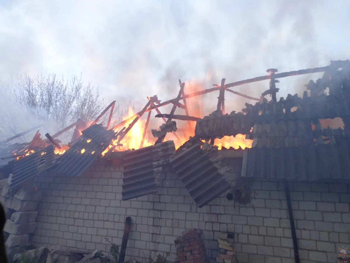 «Уже шифер стреляет! Внутри человек!» В Бобруйском районе произошел пожар