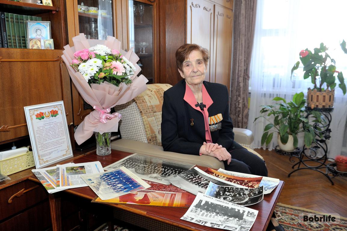 Уважаемая и заслуженная труженица. В преддверии 1 Мая поздравили бобруйчанку Нину Петренко
